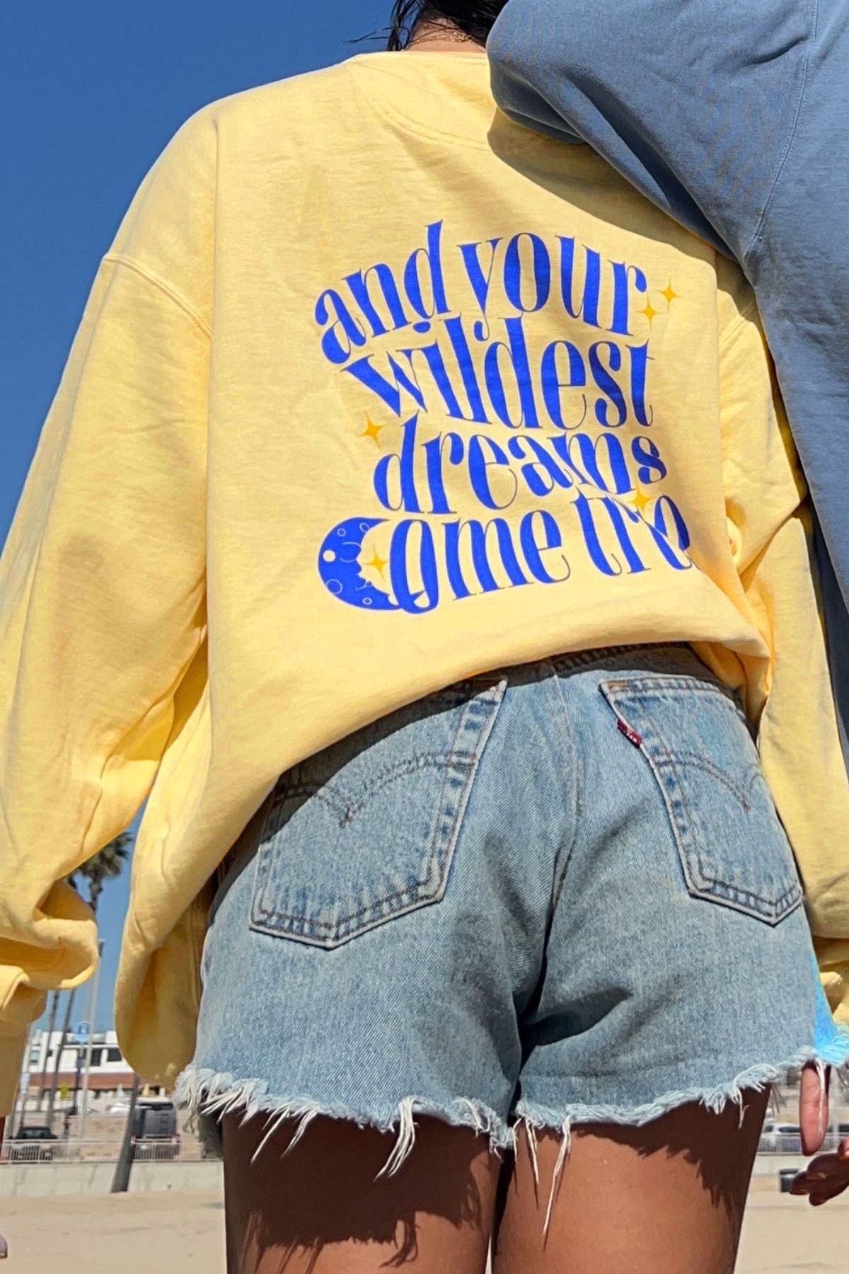 Oversize Unisex Bisiklet Yaka Sweat Sarı – 3 İplik Polar Kumaş, Rahat Kalıp, Wildest Dreams Baskılı