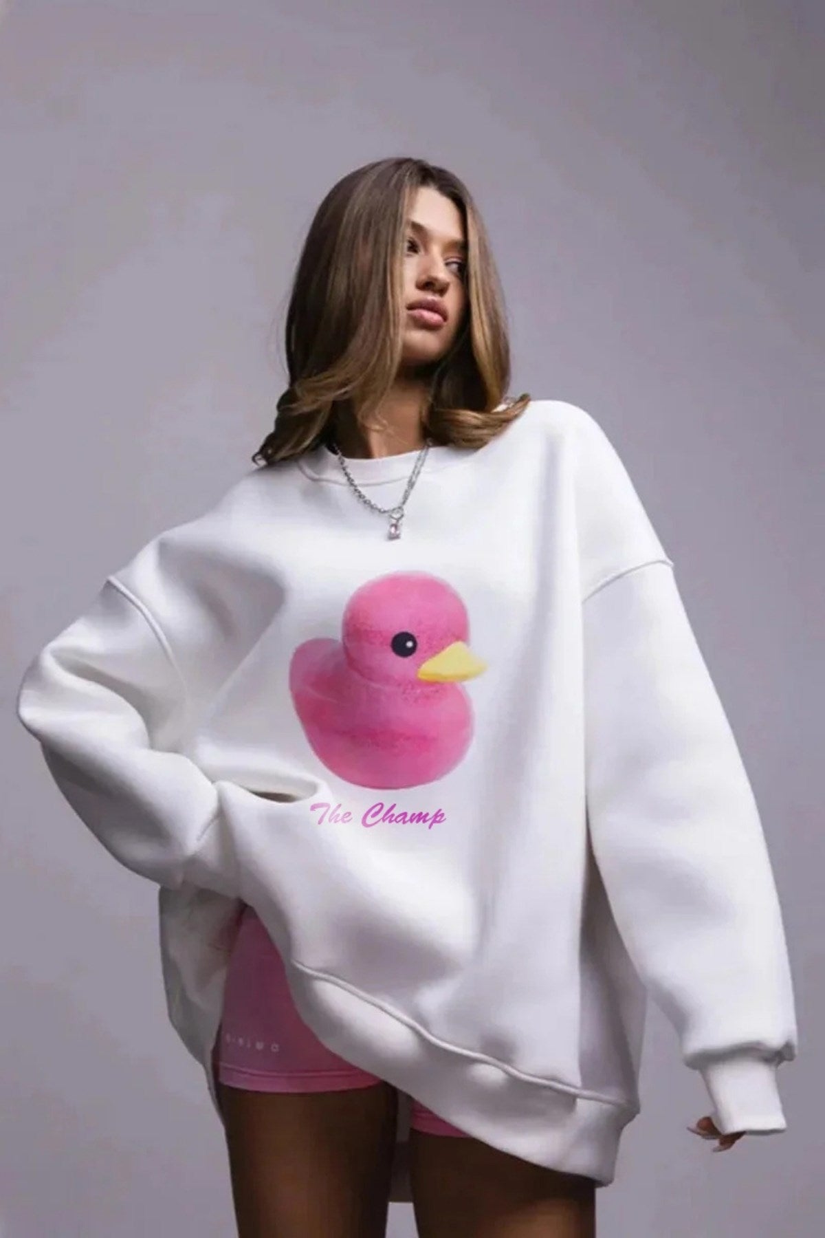 Kadın Beyaz Bisiklet Yaka Sweatshirt – Pembe Ördek Baskılı 3 İplik Şardonlu Oversize