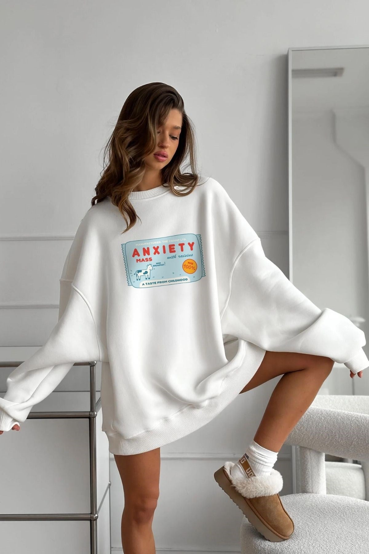 Kadın Oversize Sweatshirt Elbise Anxiety Bar Baskılı Beyaz – Bisiklet Yaka, 3 İplik Şardonlu Polar