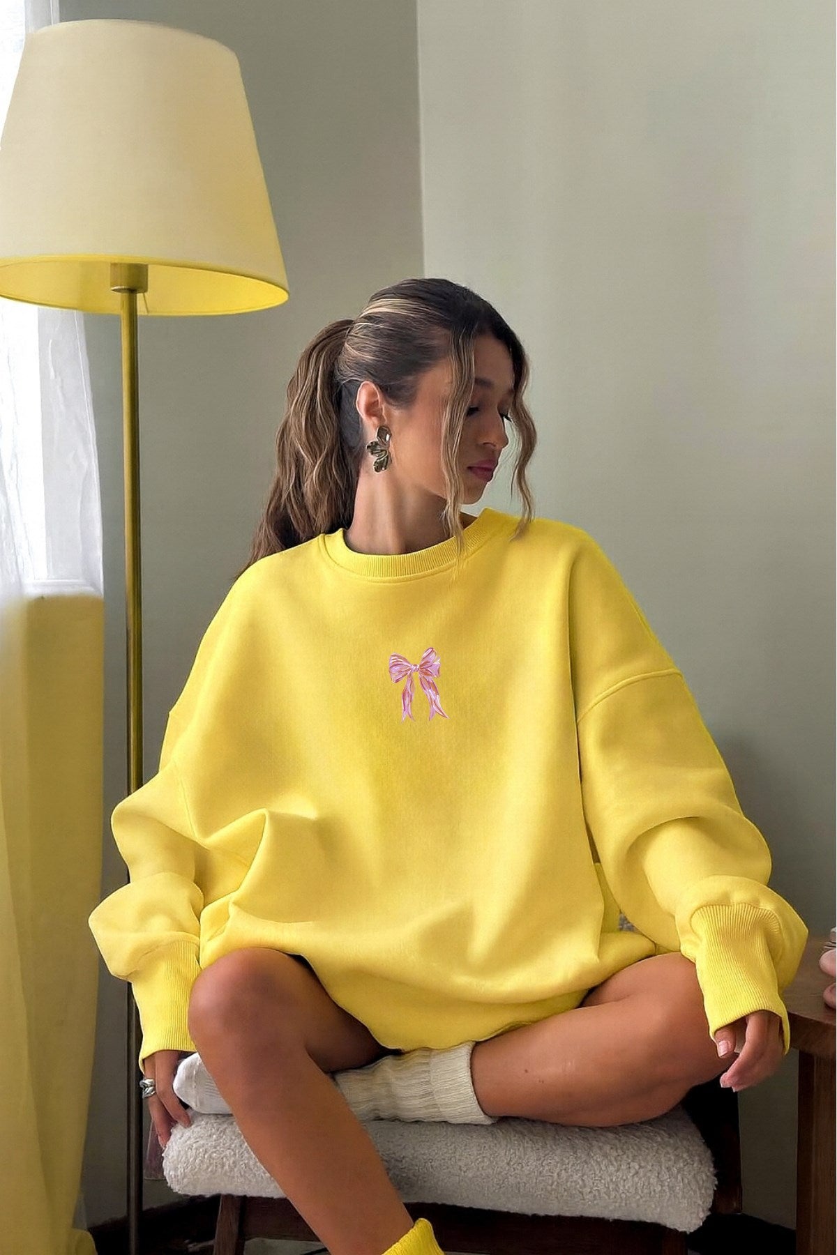 Kadın Oversize Sweat Elbise Pembe Kurdele Baskılı Sarı – Bisiklet Yaka, 3 İplik Şardonlu Polar