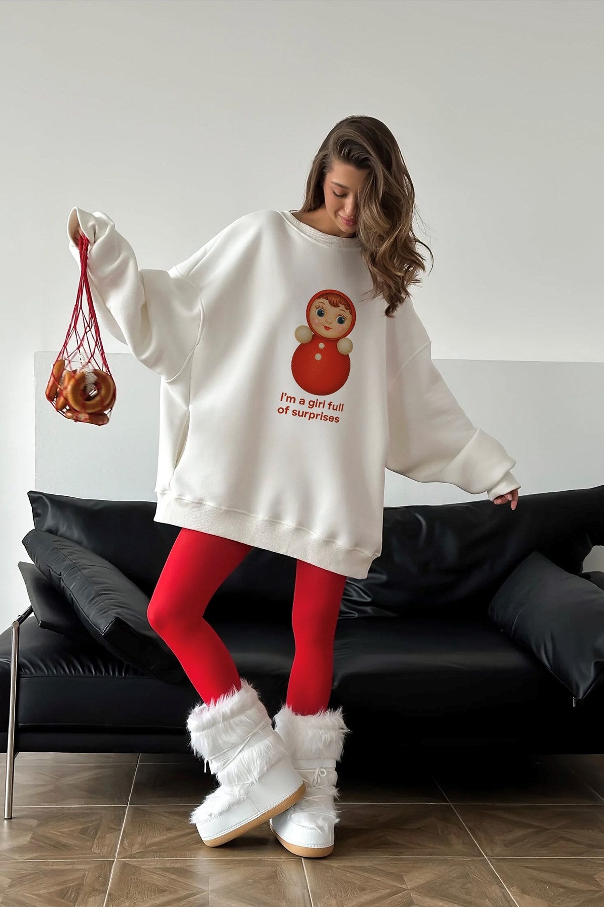 Kadın Oversize Sweatshirt Elbise Matryoshka Girl Baskılı Beyaz – Bisiklet Yaka, 3 İplik Polar