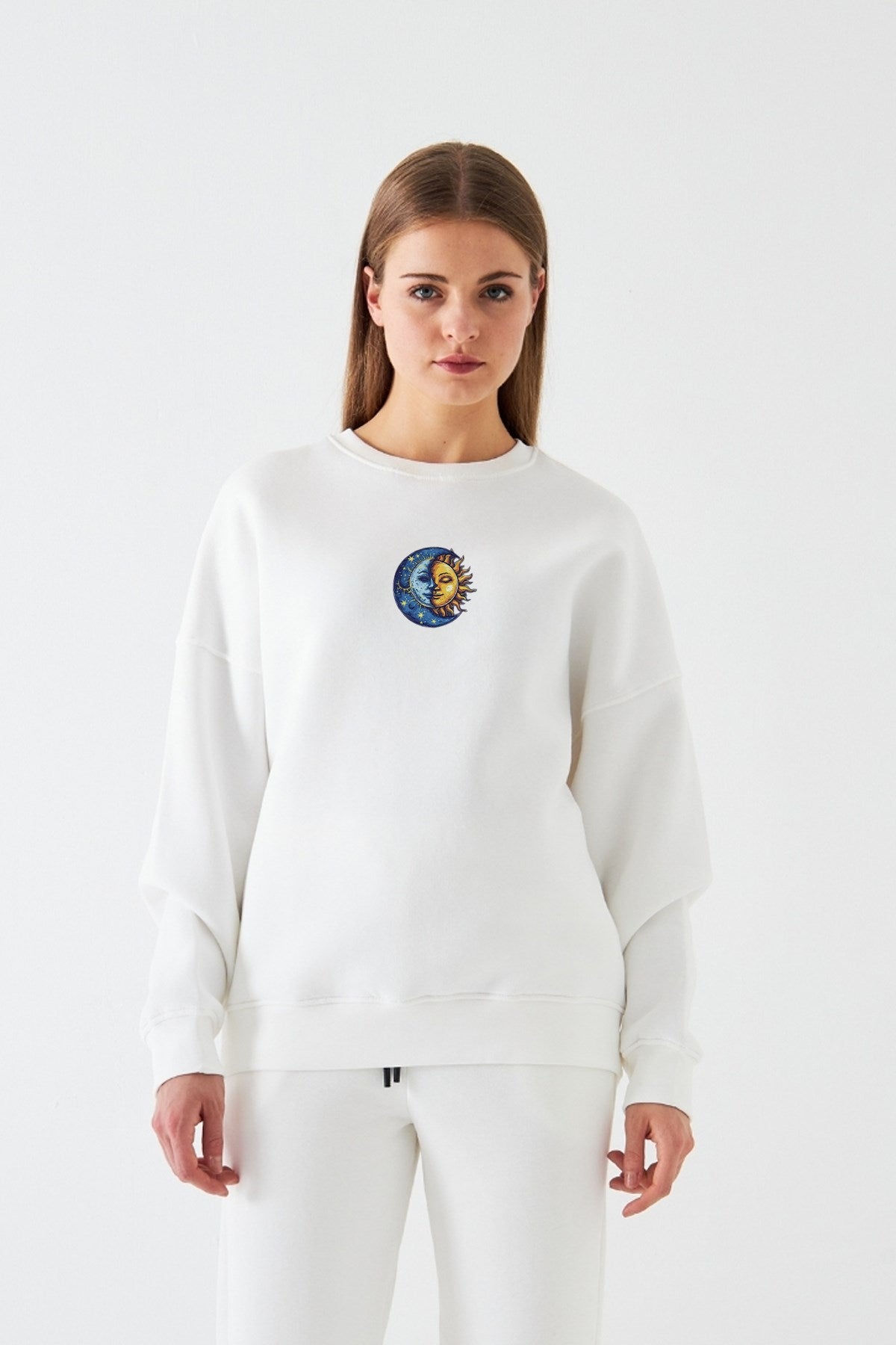 Kadın Oversize Sweatshirt Sun & Moon Baskılı Beyaz – Bisiklet Yaka, 3 İplik Şardonlu Polar