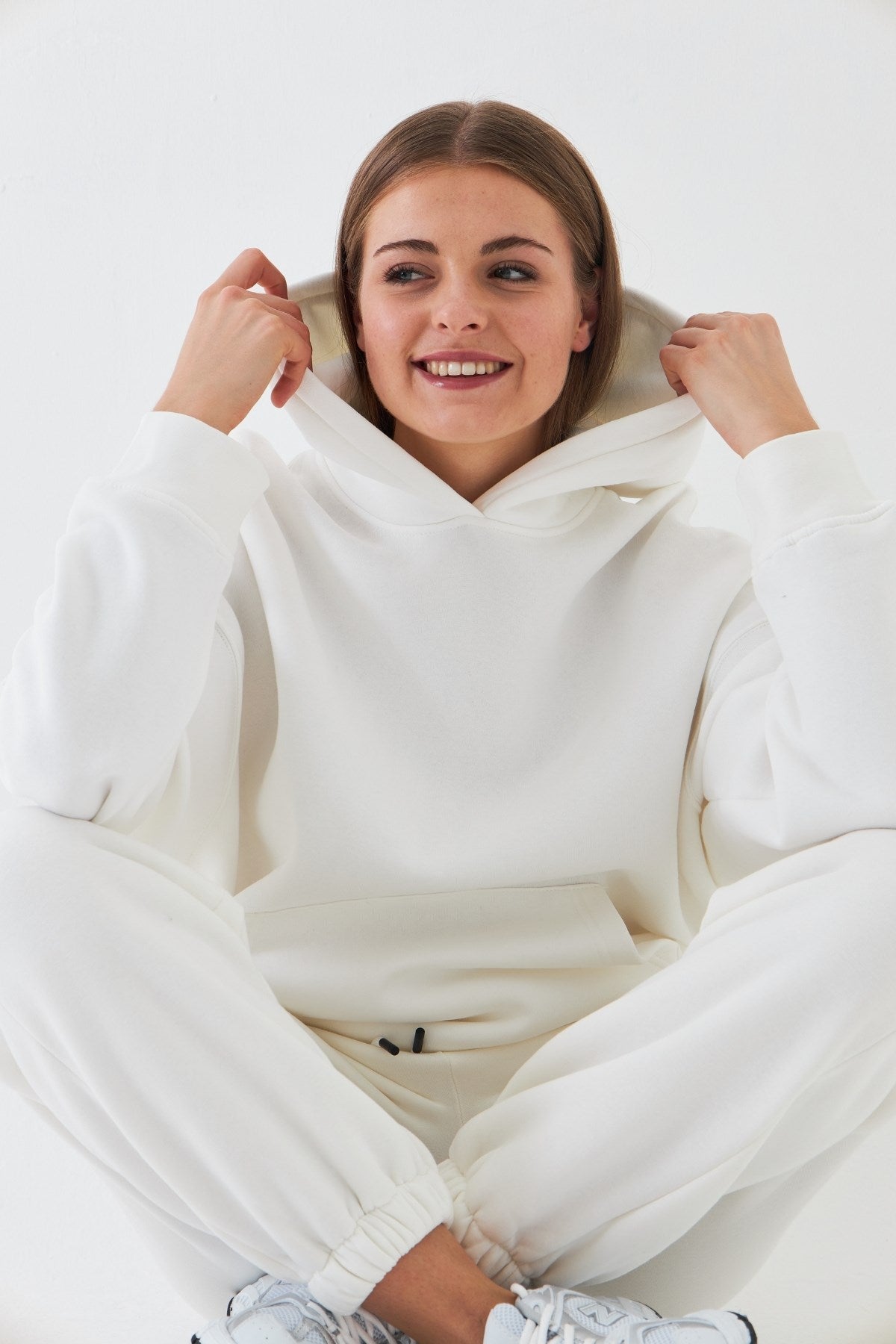 Oversize Unisex Sweatshirt Hoodie Beyaz – Kapüşonlu, 3 İplik Şardonlu Polar, Kanguru Cepli, Basic