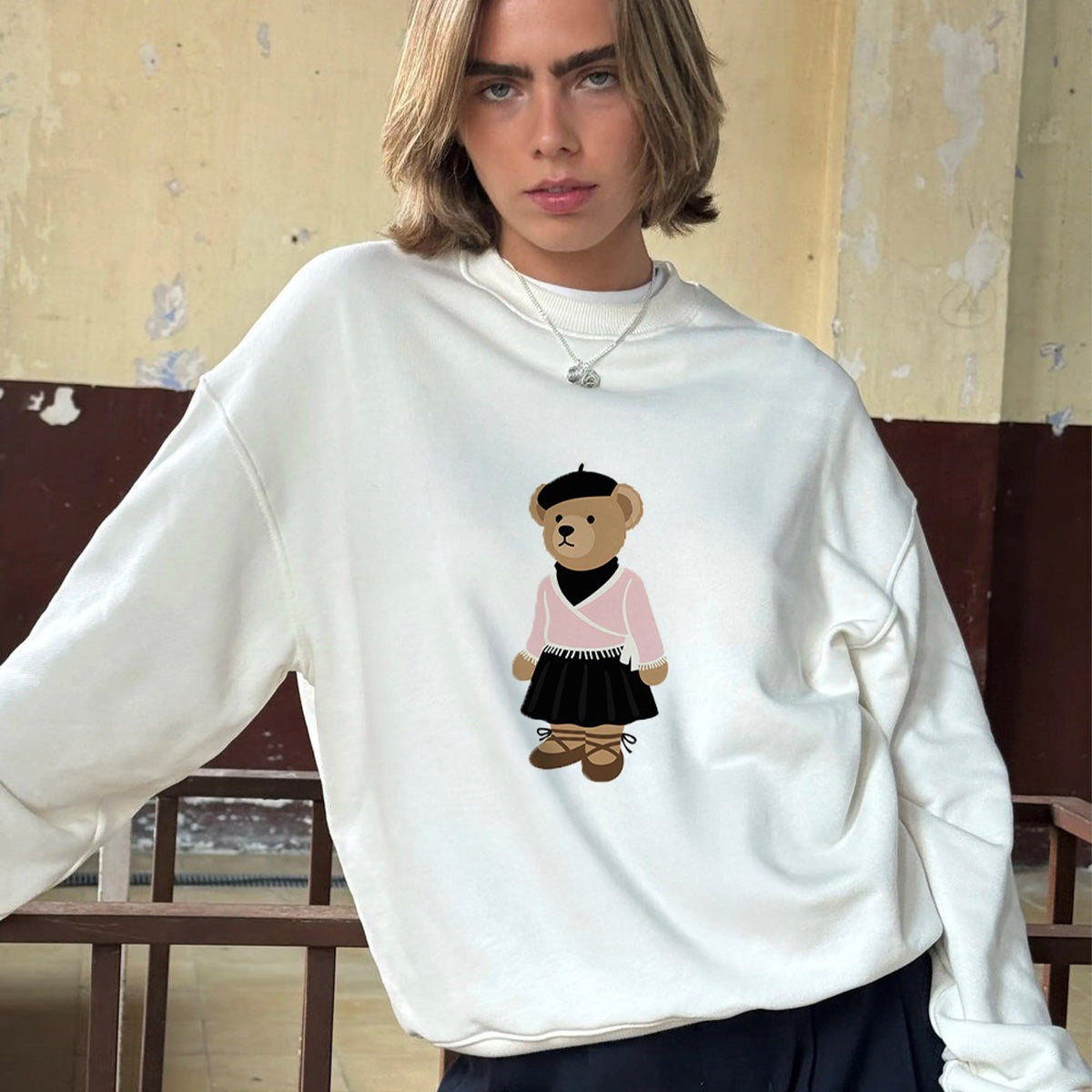 Kadın Oversize Sweatshirt Ballerina Bear Baskılı Beyaz – Bisiklet Yaka, 3 İplik Şardonlu Polar