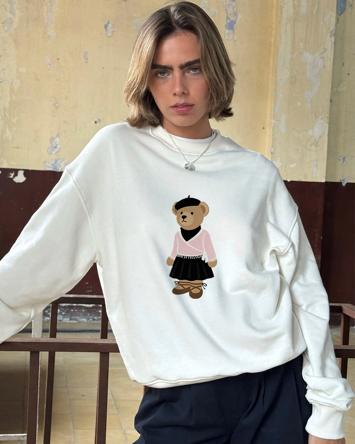 Kadın Oversize Sweatshirt Ballerina Bear Baskılı Beyaz – Bisiklet Yaka, 3 İplik Şardonlu Polar