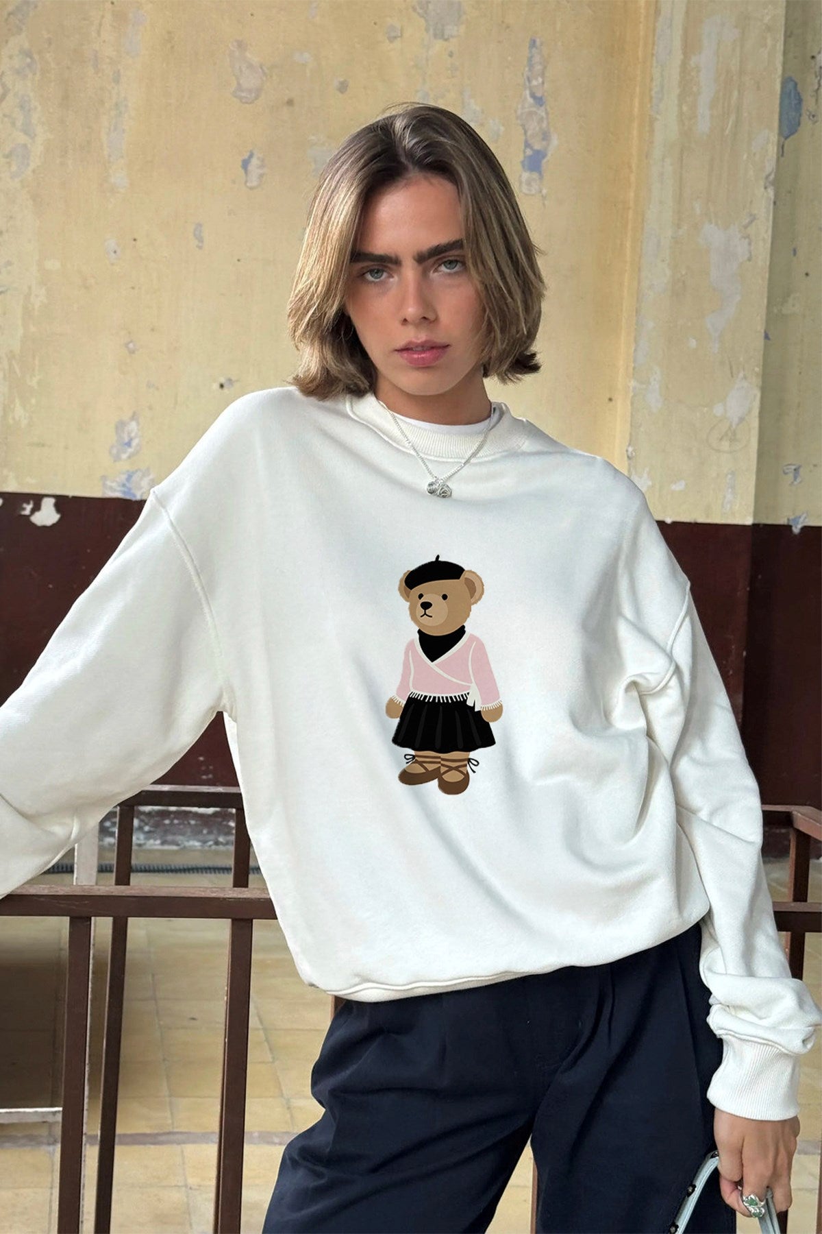 Kadın Oversize Sweatshirt Ballerina Bear Baskılı Beyaz – Bisiklet Yaka, 3 İplik Şardonlu Polar