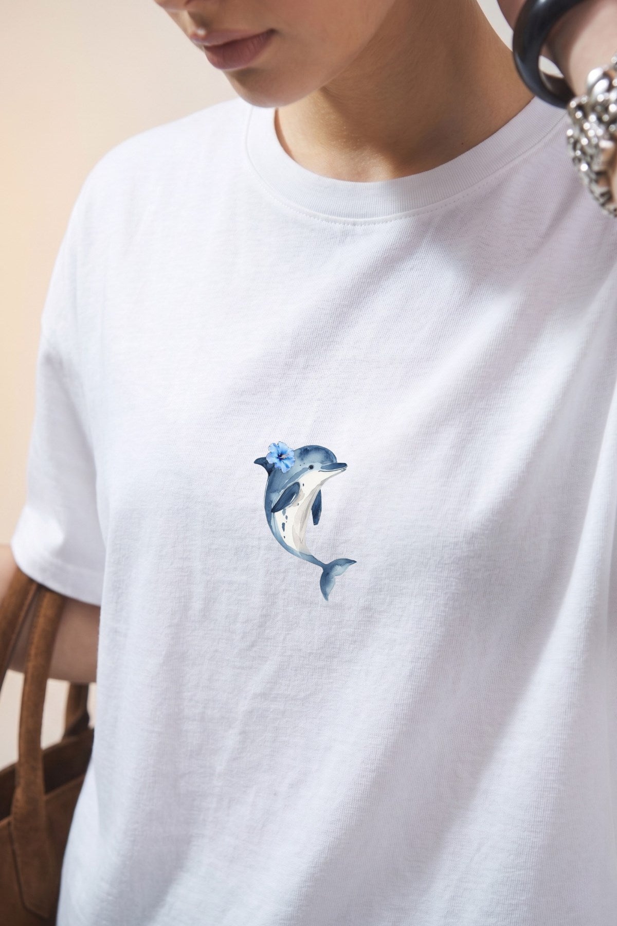 Kadın Oversize Tişört Blue Dolphin Baskılı Beyaz – Bisiklet Yaka, Rahat Kalıp, %100 Pamuk