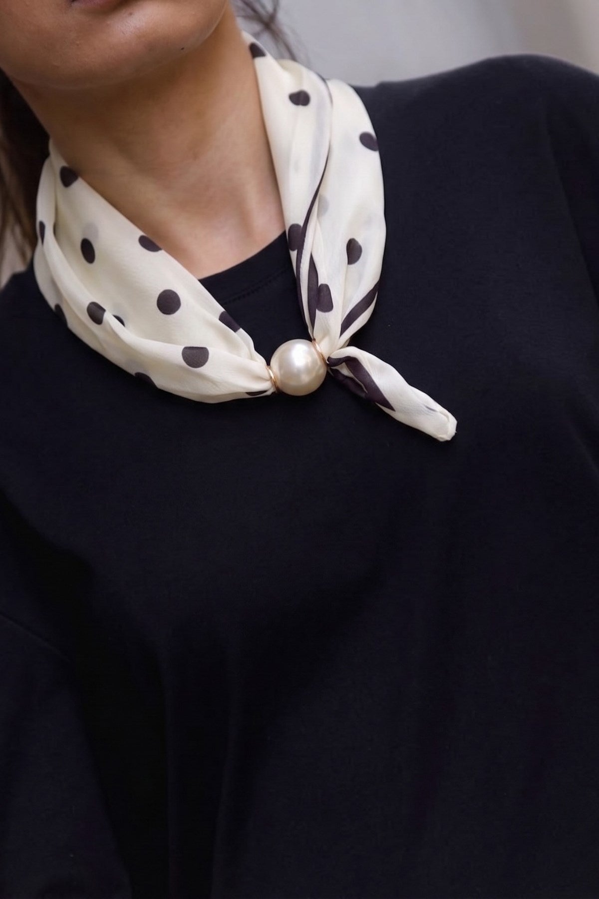Kadın Oversize Tişört Ruby Scarf Mıknatıslı Fular Aksesuarlı Siyah – Rahat Kalıp, %100 Pamuk
