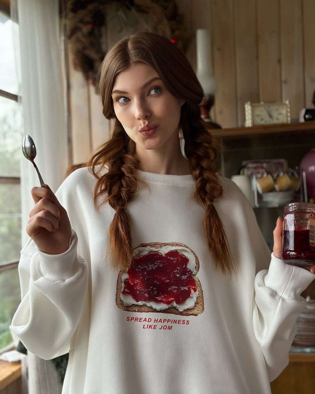 Kadın Oversize Sweatshirt Elbise  Bakery Reçelli Tost Baskılı Beyaz – Bisiklet Yaka, 3 İplik Polar