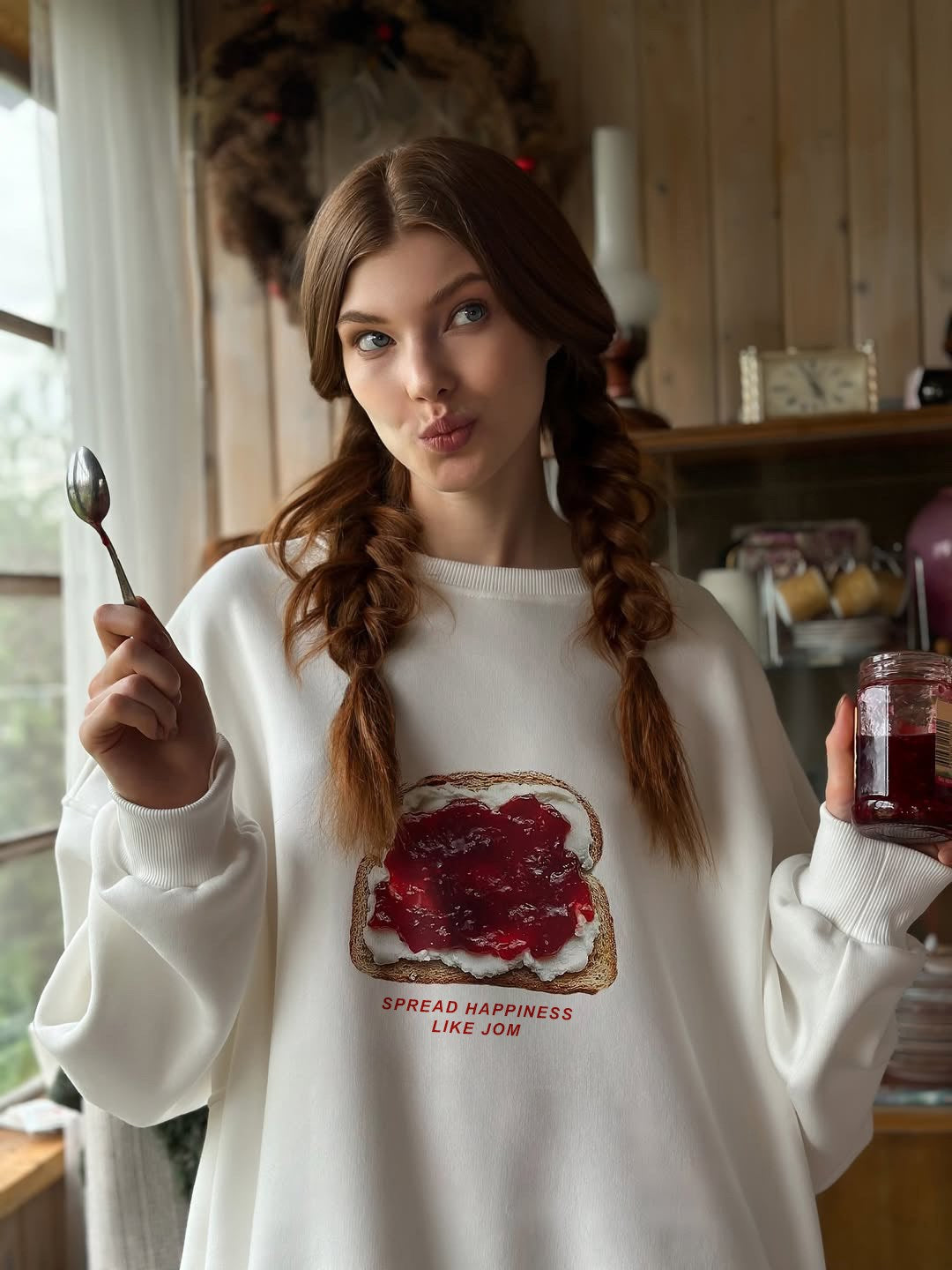Kadın Oversize Sweatshirt Elbise  Bakery Reçelli Tost Baskılı Beyaz – Bisiklet Yaka, 3 İplik Polar