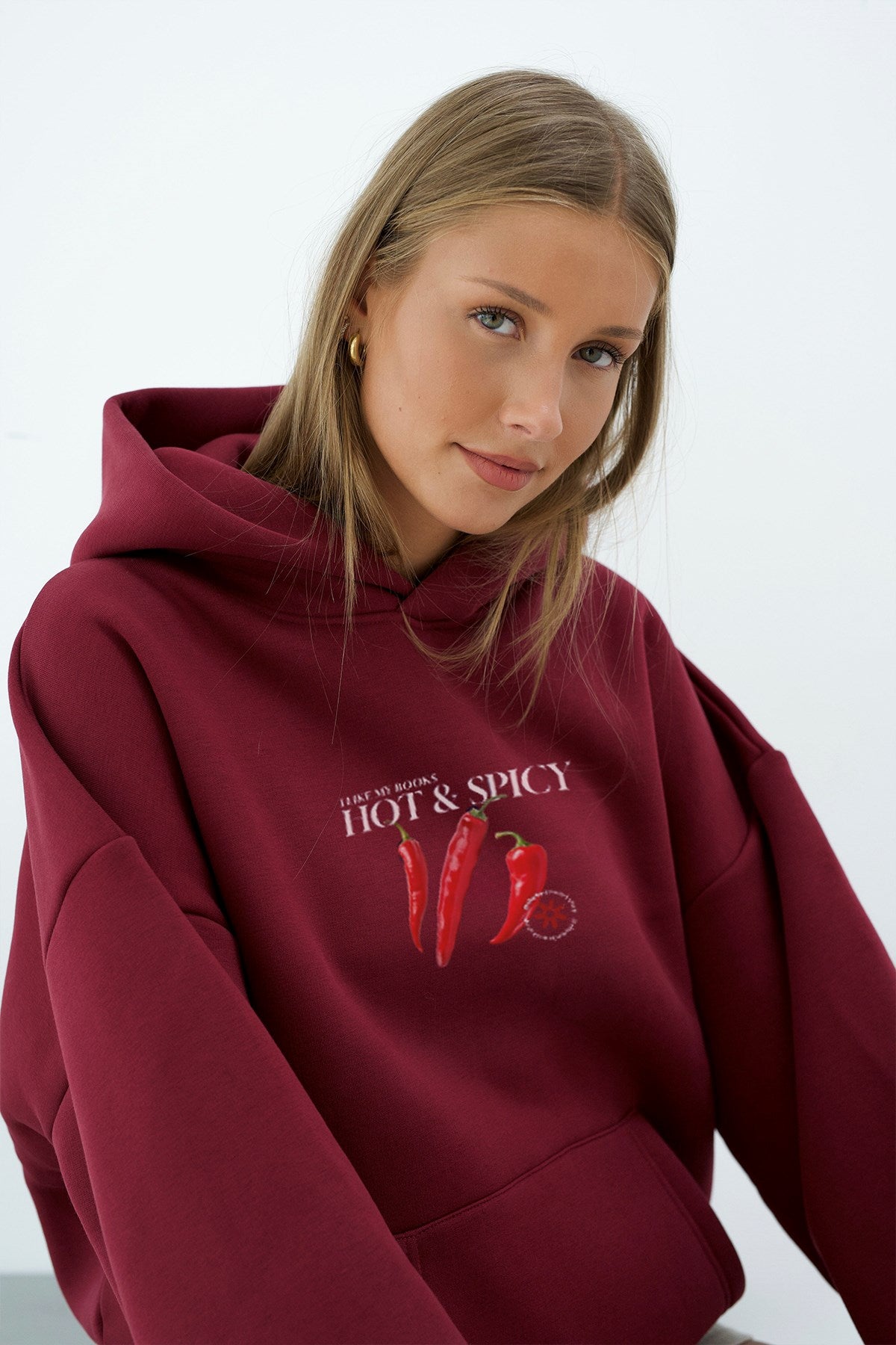 Kadın Oversize Sweatshirt Hoodie Hot & Spicy Baskılı Bordo – Kapüşonlu, 3 İplik Şardonlu Polar