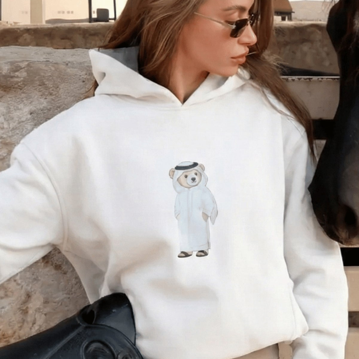 Kadın Oversize Sweatshirt Hoodie Qatari Bear White Beyaz – Kapüşonlu, 3 İplik Polar, Kanguru Cepli