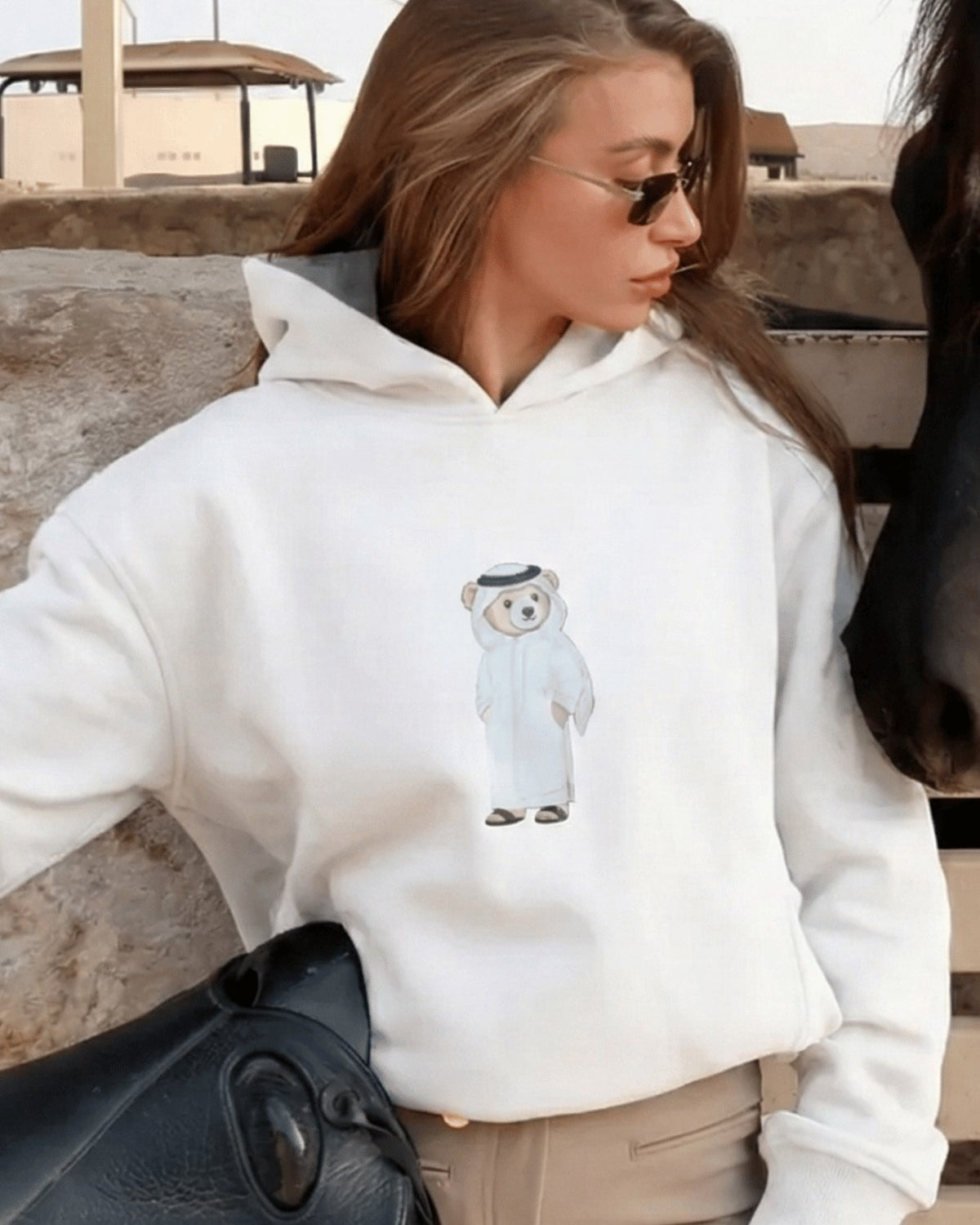 Kadın Oversize Sweatshirt Hoodie Qatari Bear White Beyaz – Kapüşonlu, 3 İplik Polar, Kanguru Cepli