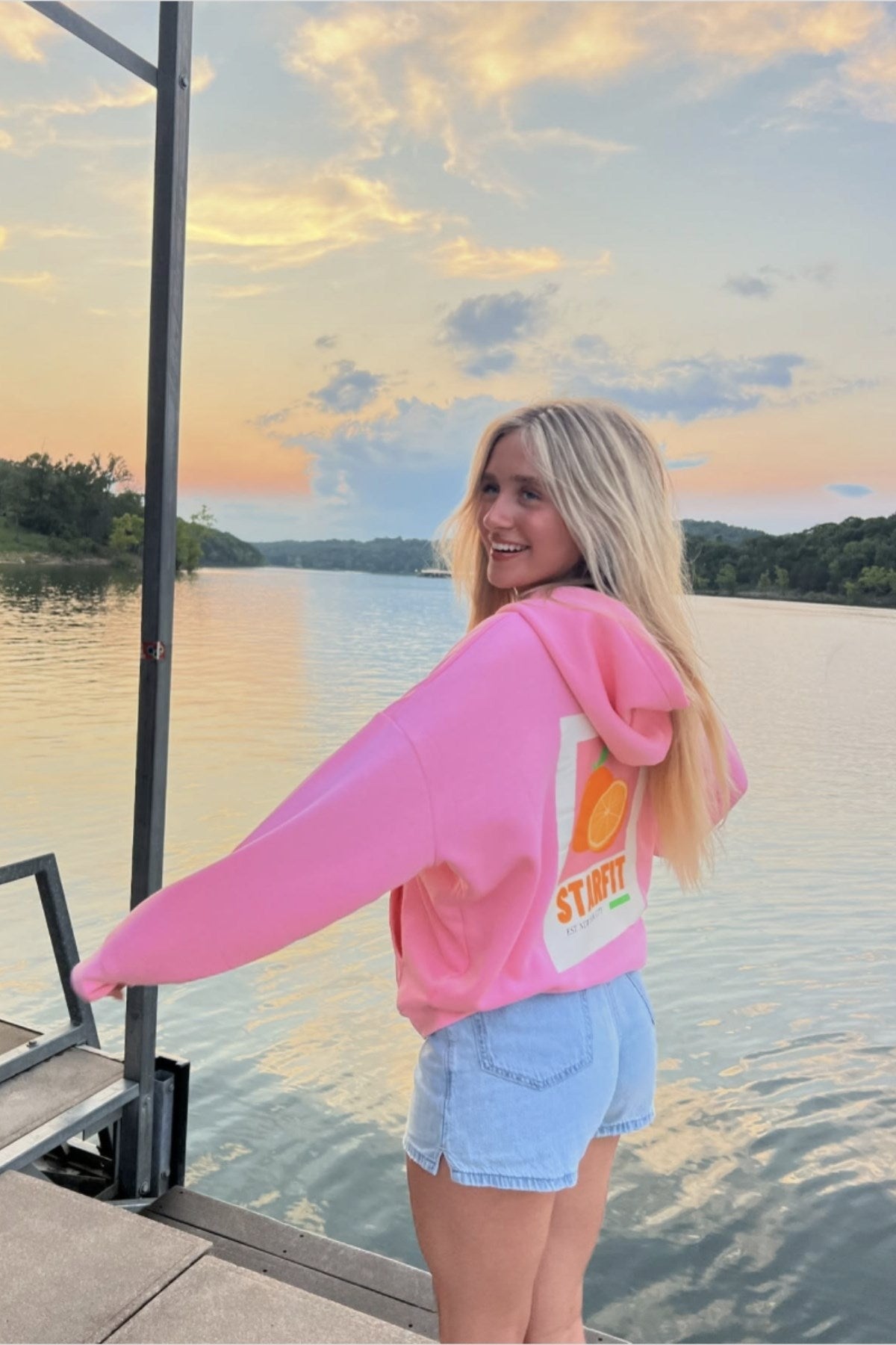 Pembe Oversize Hoodie Pembe – 3 İplik Şardonlu, Kapüşonlu Kanguru Cepli, Sırt Tam Portakal Baskı