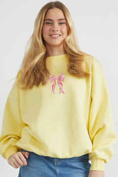 Kadın Oversize Sweatshirt Pembe Kurdele Baskılı Sarı – Bisiklet Yaka, 3 İplik Şardonlu Polar