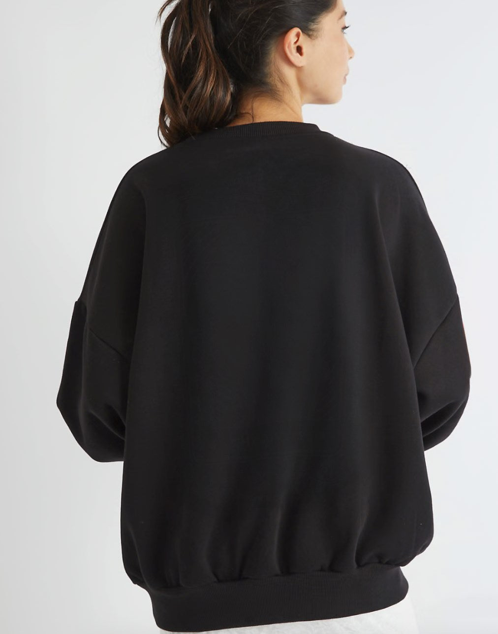 Kadın Oversize Sweatshirt Leo Kurdele Baskılı Siyah – Bisiklet Yaka, 3 İplik Şardonlu Polar