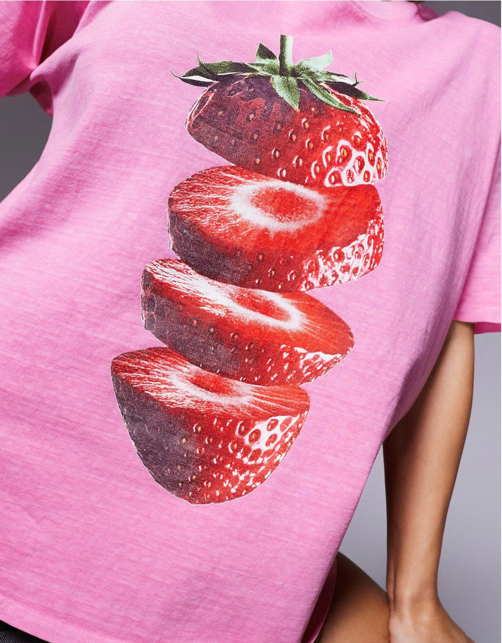 Kadın Pembe Oversize Tişört – Dilim Çilek Baskılı Yazlık Pamuklu Rahat Kalıp