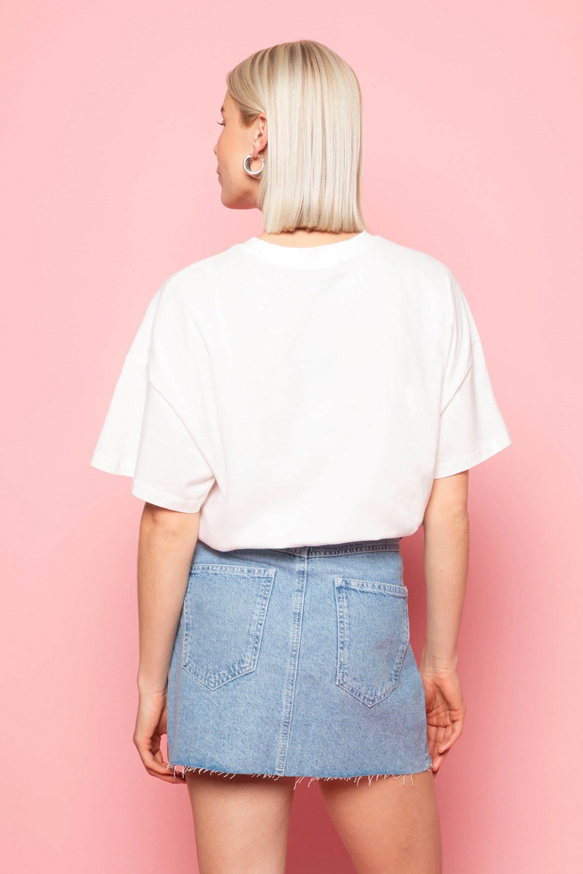 Kadın Oversize Tişört Fresh Spark Baskılı Beyaz – Bisiklet Yaka, %100 Pamuk Compact Süprem 24/1