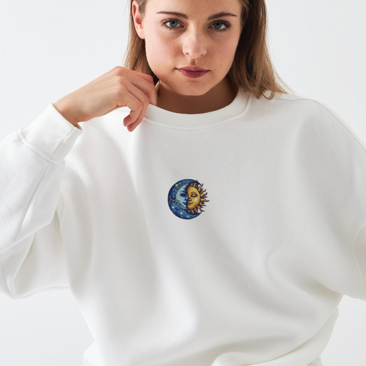 Kadın Oversize Sweatshirt Sun & Moon Baskılı Beyaz – Bisiklet Yaka, 3 İplik Şardonlu Polar