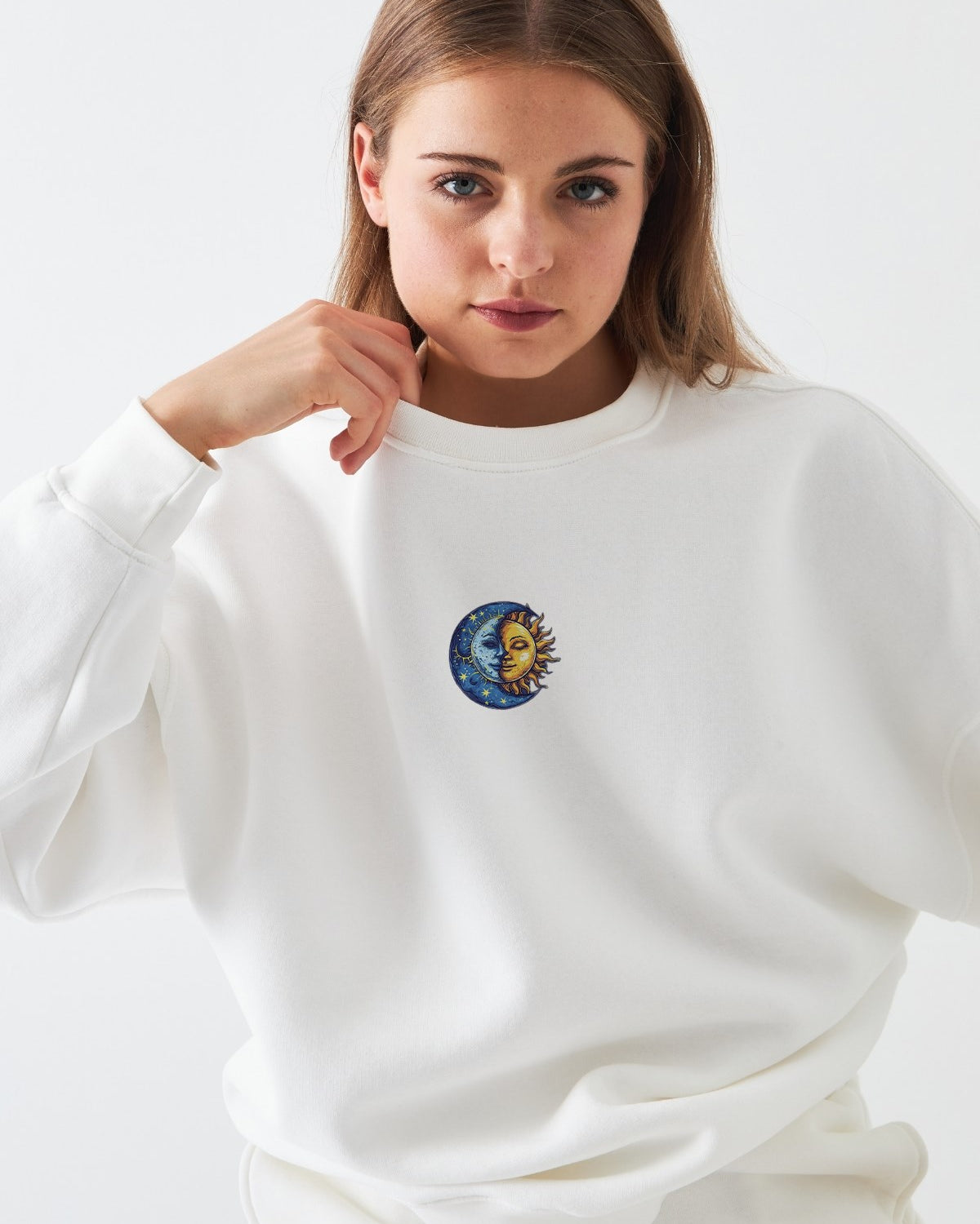 Kadın Oversize Sweatshirt Sun & Moon Baskılı Beyaz – Bisiklet Yaka, 3 İplik Şardonlu Polar