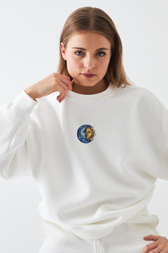 Kadın Oversize Sweatshirt Sun & Moon Baskılı Beyaz – Bisiklet Yaka, 3 İplik Şardonlu Polar