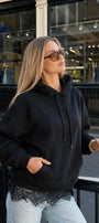 Kadın Oversize Hoodie Lace Muse Dantel Detaylı Siyah – Kapüşonlu, Bağcıklı, 3 İplik Şardonsuz