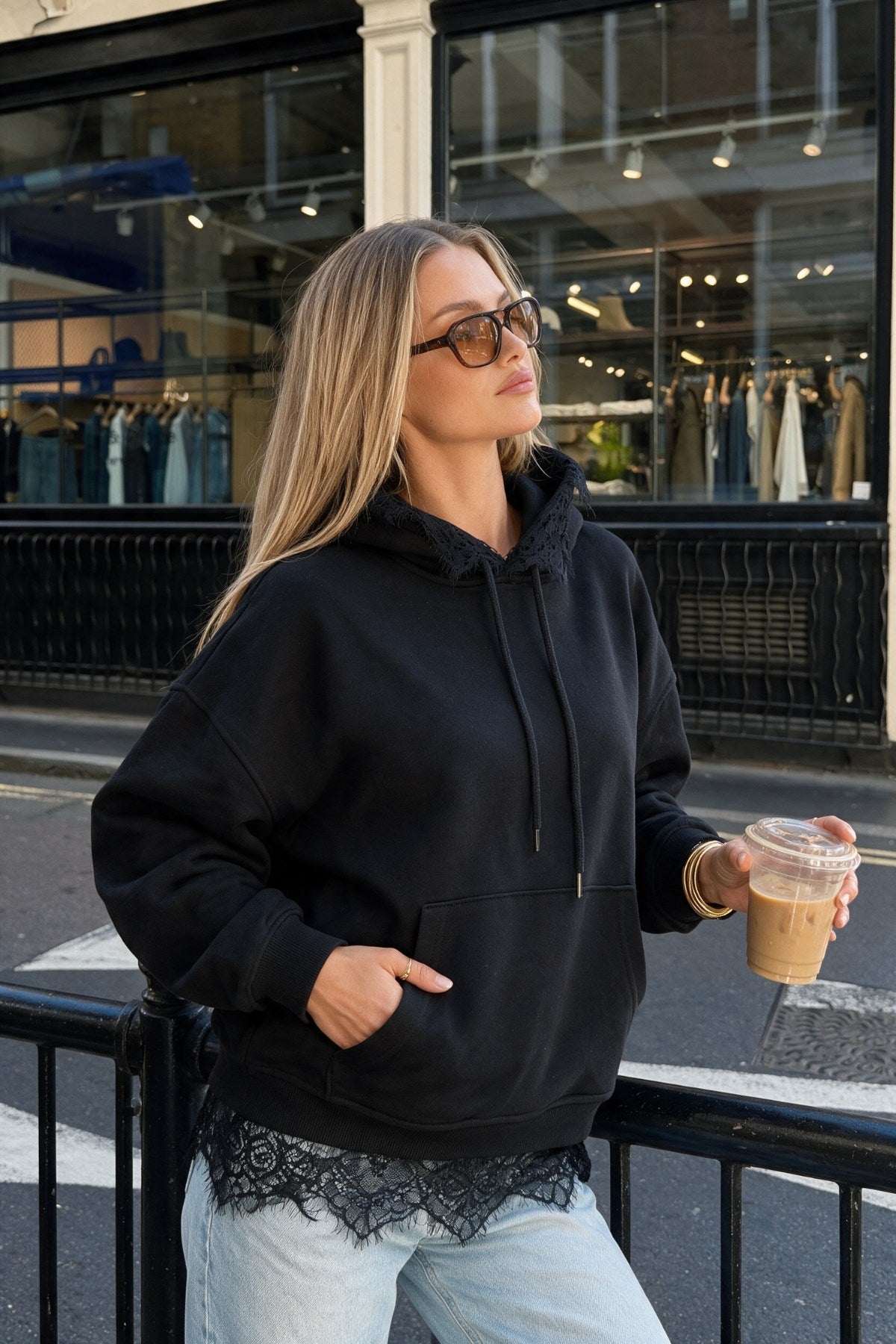 Kadın Oversize Hoodie Lace Muse Dantel Detaylı Siyah – Kapüşonlu, Bağcıklı, 3 İplik Şardonsuz