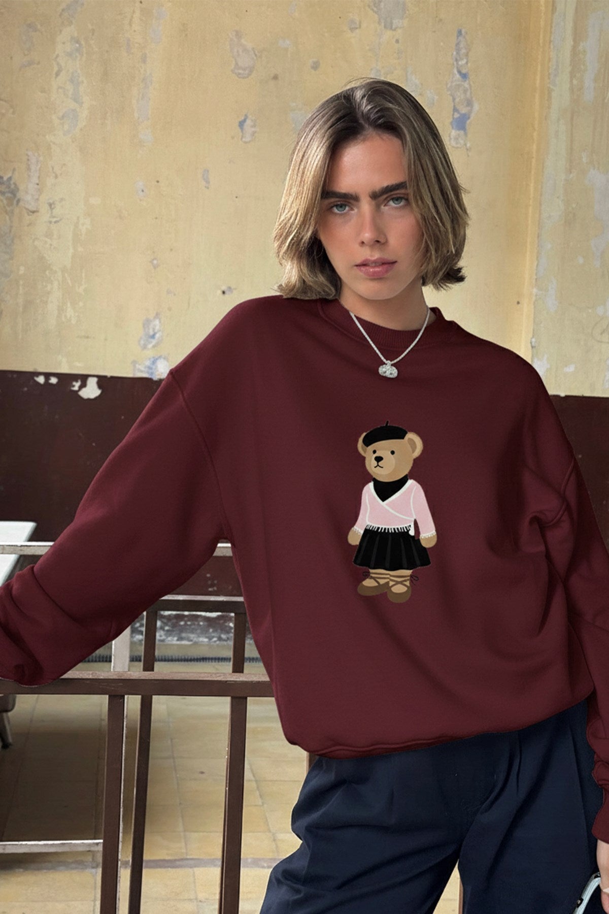 Kadın Oversize Sweatshirt Ballerina Bear Baskılı Bordo – Bisiklet Yaka, 3 İplik Şardonlu Polar