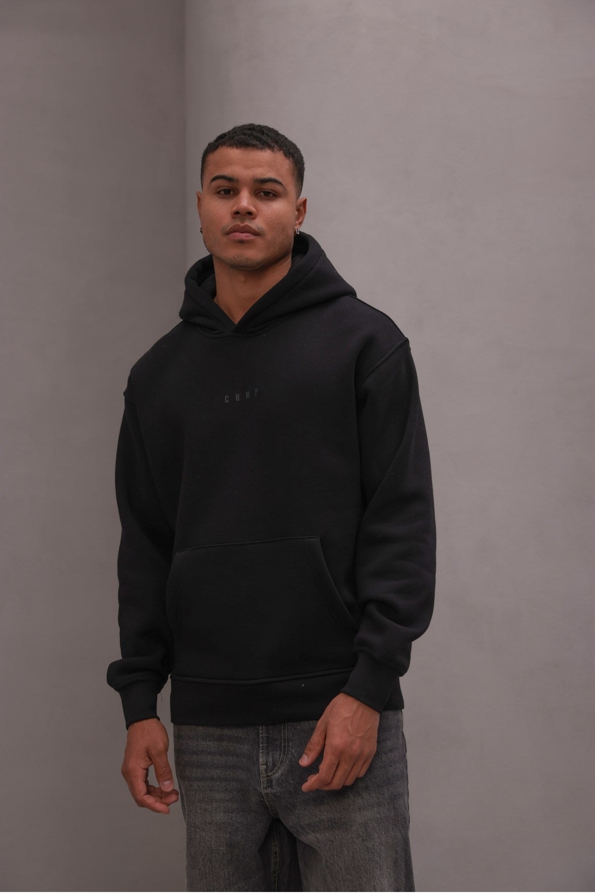Erkek Oversize Sweatshirt Hoodie CHMP Yazlı Baskılı Siyah – Kapüşonlu, 3 İplik Polar, Kanguru Cepli