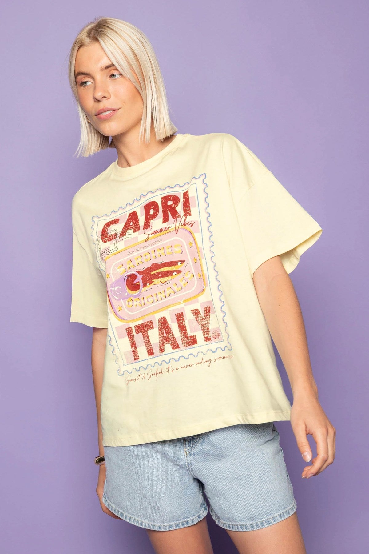 Kadın Oversize Tişört Capri Summer Baskılı Sarı – Bisiklet Yaka, %100 Pamuk Compact Süprem 24/1