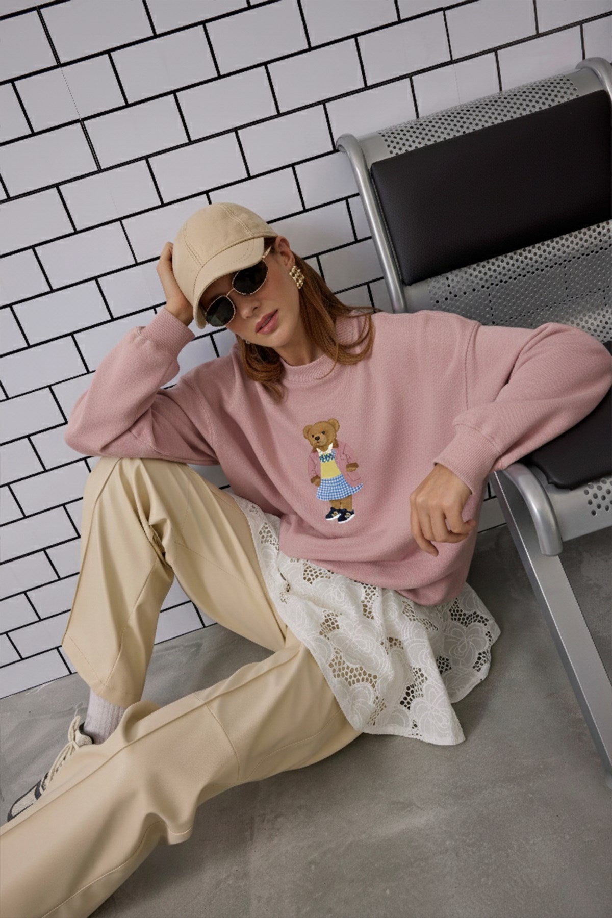 Kadın Oversize Sweatshirt Preppy Girl Bear Baskılı Pembe – Bisiklet Yaka, 3 İplik Şardonlu Polar