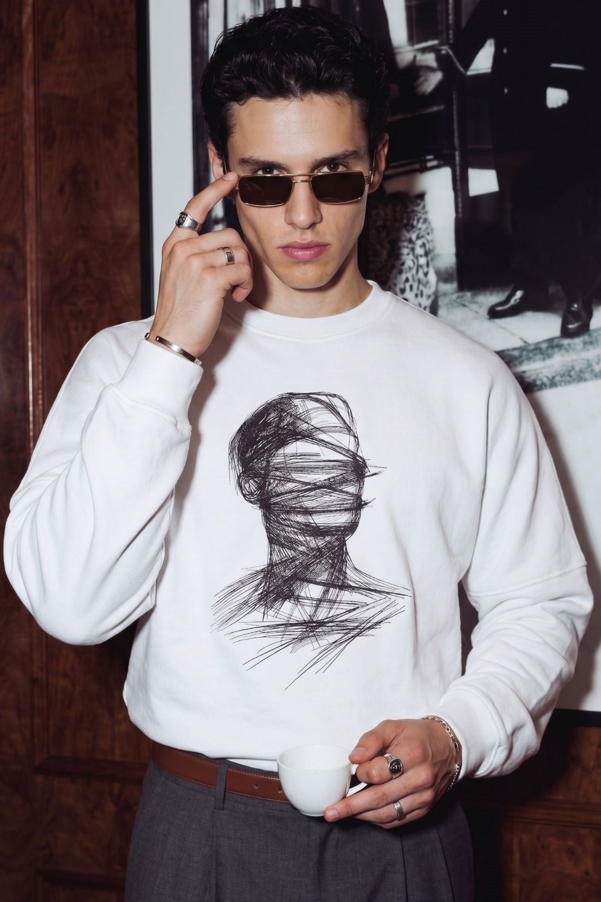 Erkek Oversize Sweatshirt Blind Trace Baskılı Beyaz – Bisiklet Yaka, 3 İplik Şardonlu Polar